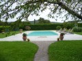 Een indruk van de tuin en het zwembad